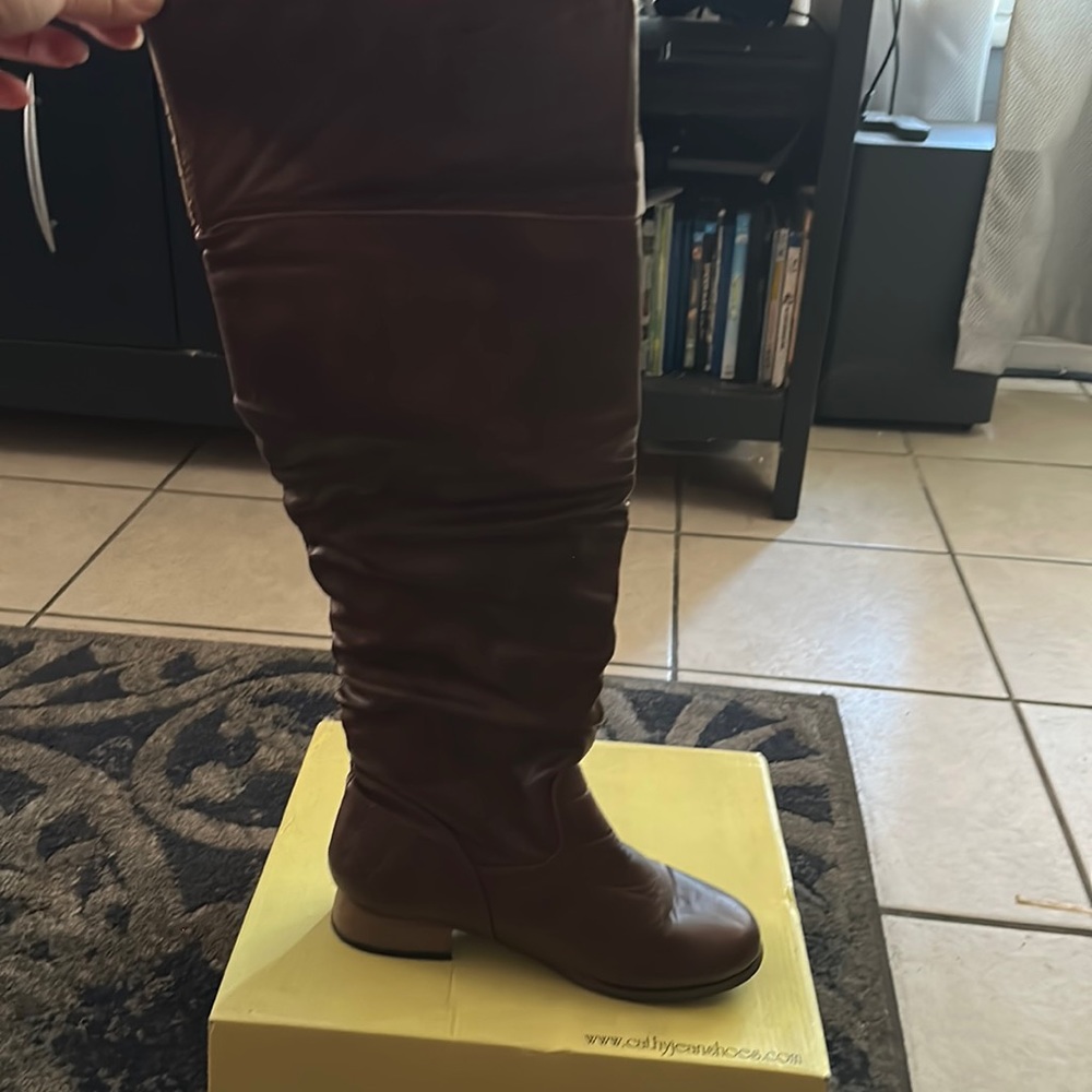 Cathy Jean knee high boots, Size 5.5, color Brown